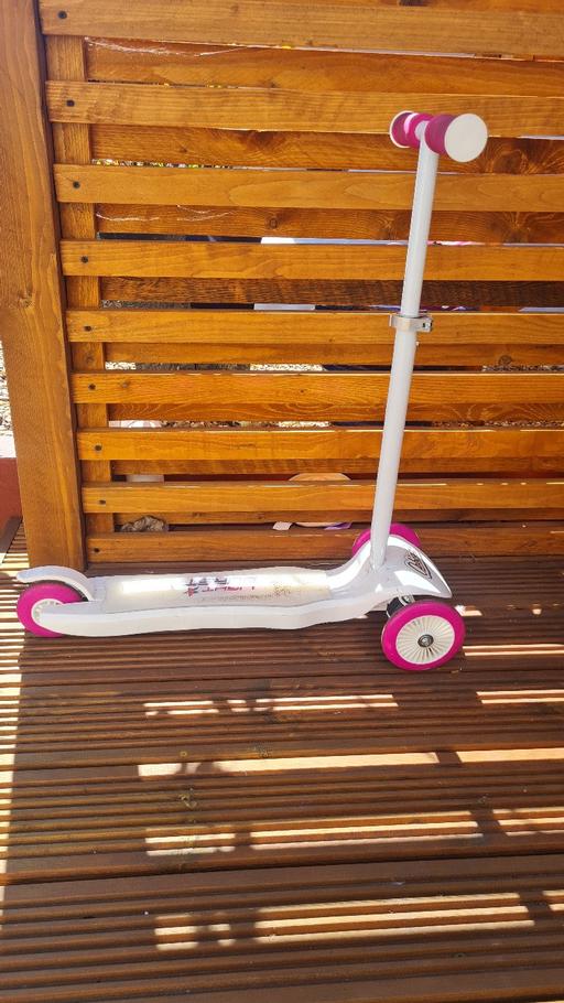 Buy & Sell West Midlands Wolverhampton - Photos for Ozbozz light burst 3 wheels scooter light up