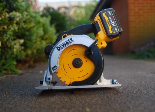 Buy & Sell South East London Croydon - Photos for dewalt circular saw +battery 6ah flexvolt