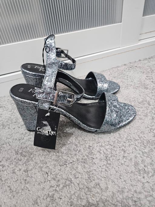 Buy & Sell Weston Point Halton - Photos for 🌟NEW🌟 Size 6 GEORGE sparkly heels
