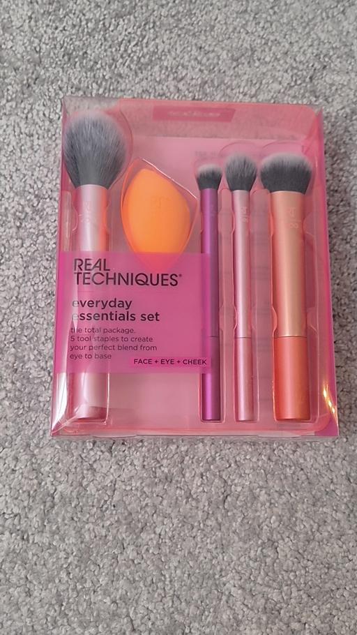 Buy & Sell Shropshire Telford and Wrekin - Photos for real techniques everyday essentials set