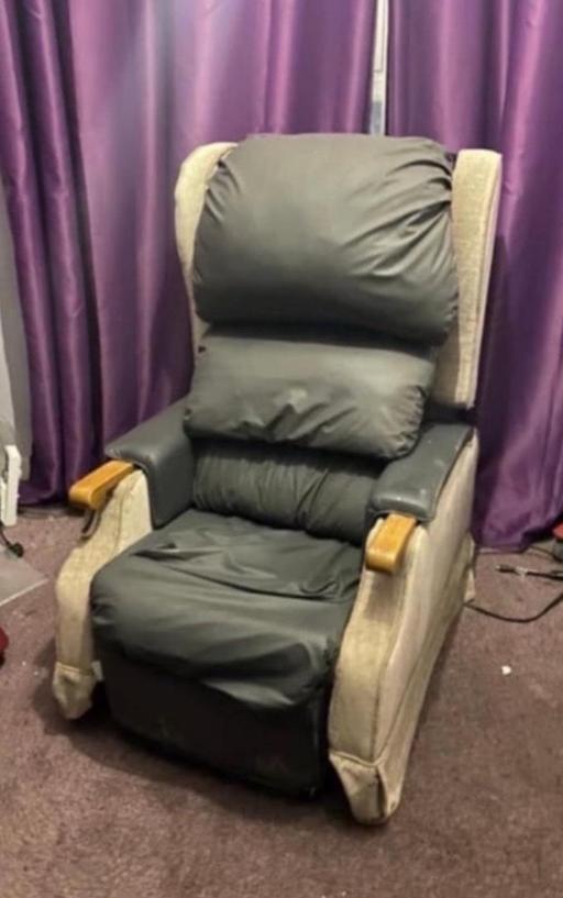 Buy & Sell South East London Croydon - Photos for RISER RECLINER-GOOD CONDITION-DELIVERY AV.