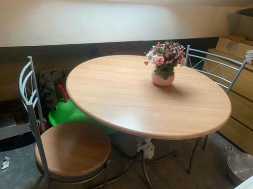 Buy & Sell West Midlands Sandwell - Photos for Round dining table with 2 chairs