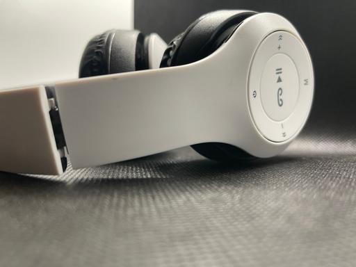 Buy & Sell Peterborough Hampton Water - Plymouth - Photos for White and Black Bluetooth headphones