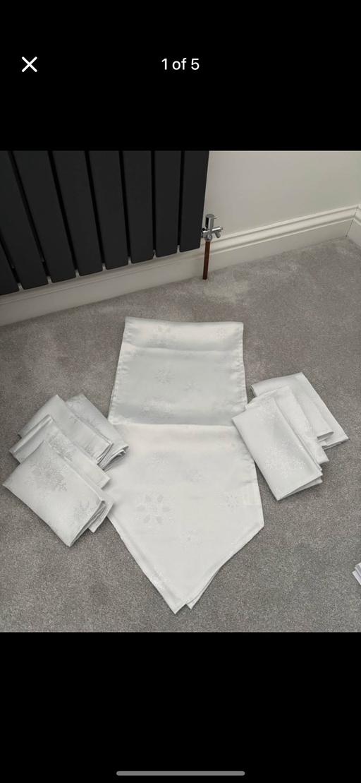 Buy & Sell Staffordshire Lichfield - Photos for Christmas Table Runner & 8 Napkins