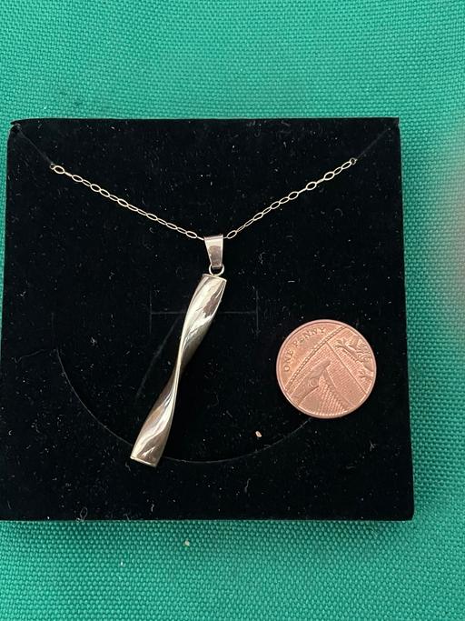 Buy & Sell East London Clapton - East London - Photos for 9ct gold necklace and 9ct gold large pendent