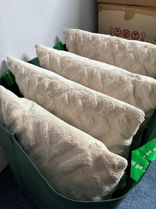 Buy & Sell North West London Harrow - Photos for 4 x Cushions