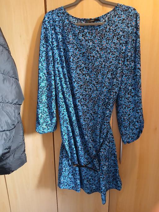 Buy & Sell North Ayrshire Kilbirnie - North Ayrshire - Photos for Beautiful blue Ditsy Flower Top. Size 16.