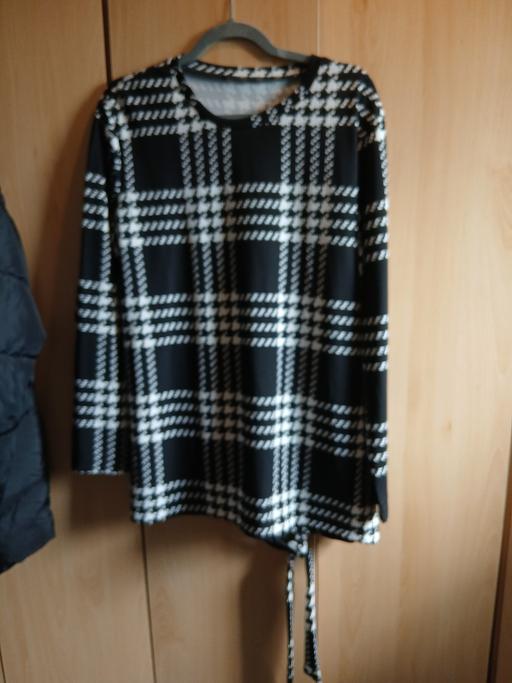 Buy & Sell North Ayrshire Glengarnock - North Ayrshire - Photos for Lovely Mono Checked Top With Tie Belt.