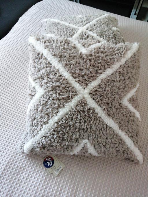Buy & Sell West Midlands Wolverhampton - Photos for (2) Cushions (Paid £10 Each)