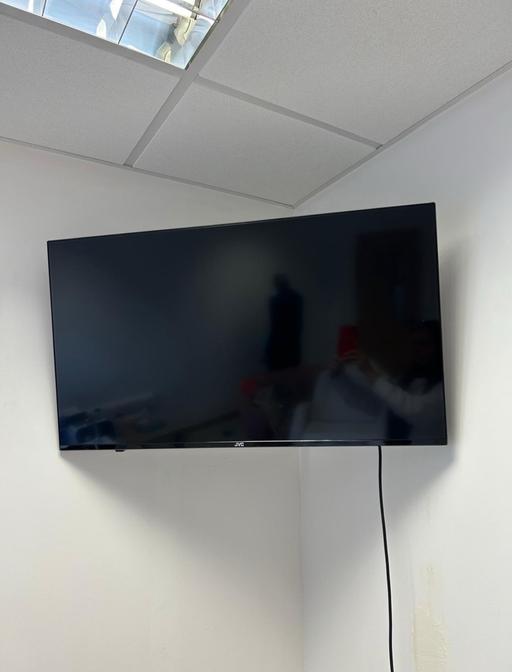 Buy & Sell Essex Epping Forest - Photos for Tv JVC 40” and Bracket Wall