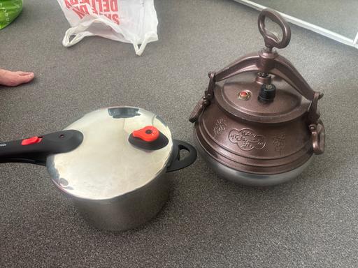 Buy & Sell Ealing Southall - Ealing - Photos for Two pressure cooker