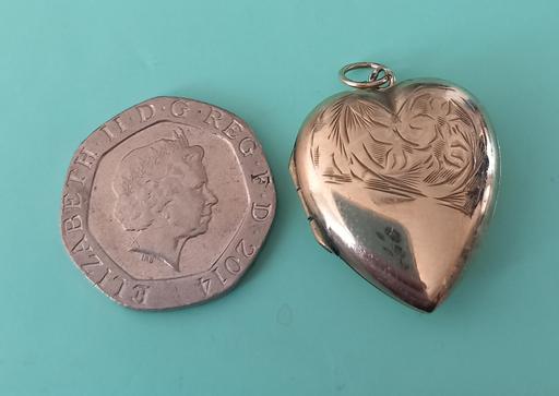 Buy & Sell Thatto Heath Saint Helens - Photos for vintage 9ct back and front locket