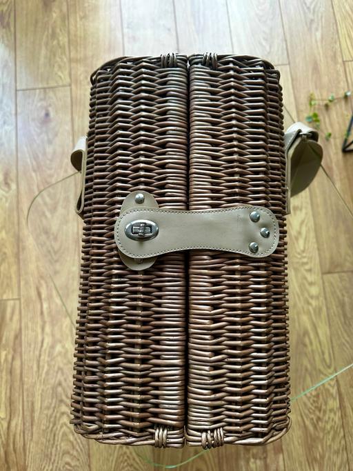 Buy & Sell North London Tottenham Hale - N17 - Photos for Rattan M&S wine carrier with accessories