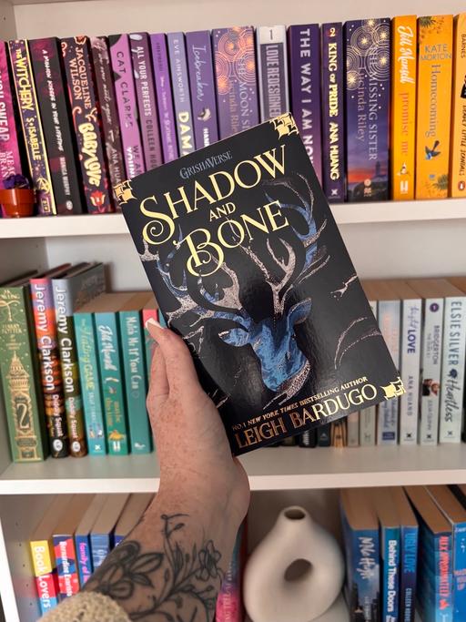 Buy & Sell Torfaen - Wales Griffithstown - Torfaen - Photos for Shadow & Bone - Leigh Bardugo