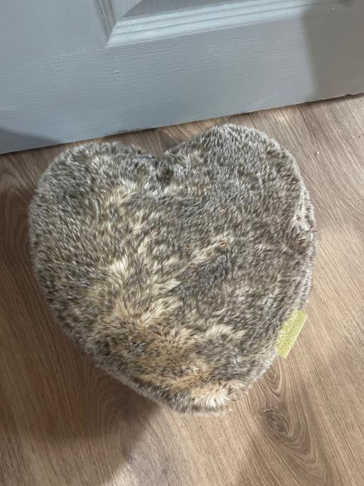 Buy & Sell South Yorkshire Doncaster - Photos for Luxe fur heart cushion