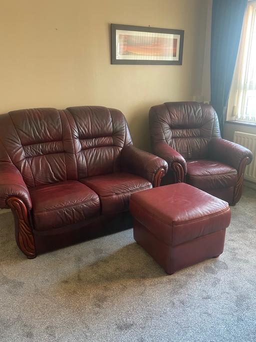 Buy & Sell Bedfordshire Luton - Photos for Italian leather suite. 2 seater, chair pouffe