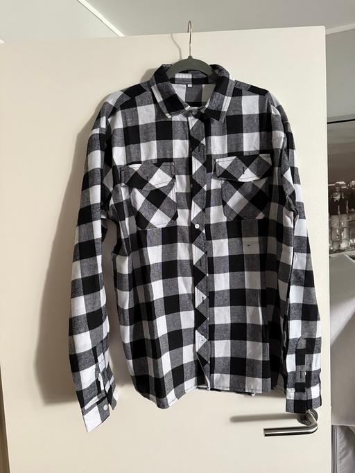 Buy & Sell North West London Camden - Photos for Classic white and black shirt