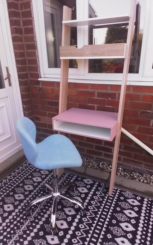Buy & Sell Greater Manchester Wigan - Photos for LADDERED DESK AND CHAIR