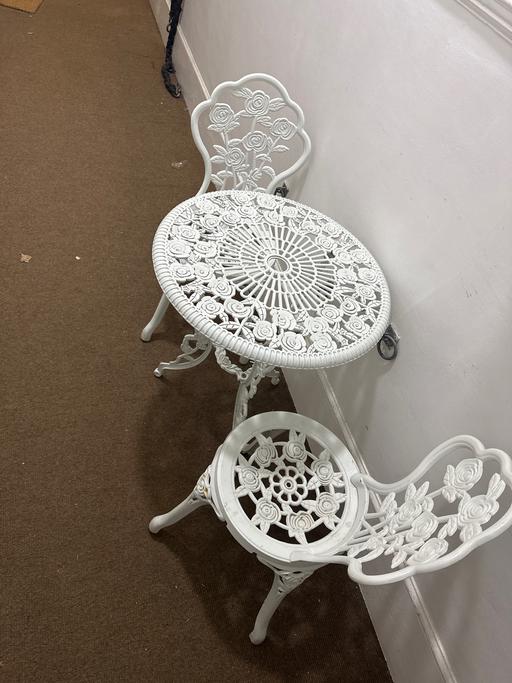 Buy & Sell North London Islington - Photos for Metal Table & chair white