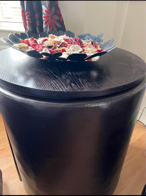 Buy & Sell South East London Woolwich - South East London - Photos for Round table with storage