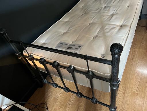 Buy & Sell South East London Riddlesdown - South East London - Photos for Single black metal bed frame mattress
