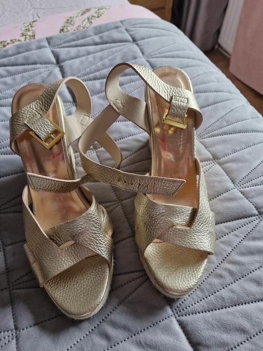 Buy & Sell North Anston Rotherham - Photos for TED BAKER GOLD WEDGES SIZE 7