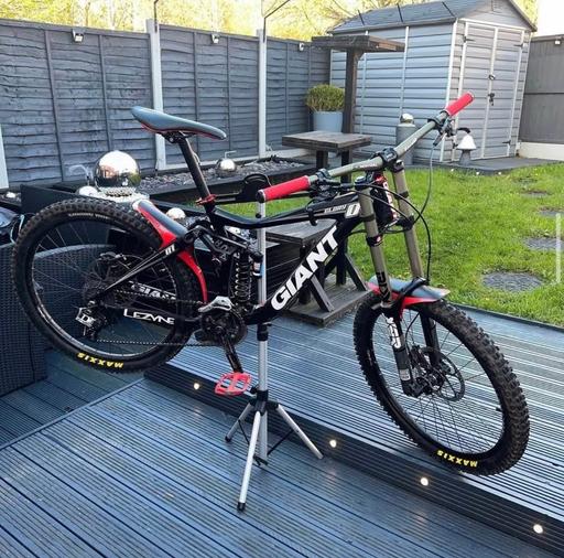 Buy & Sell Halton Astmoor Bridge - Watford - Photos for REDUCED GIANT GLORY 01 DOWNHILL MOUNTAIN BIKE