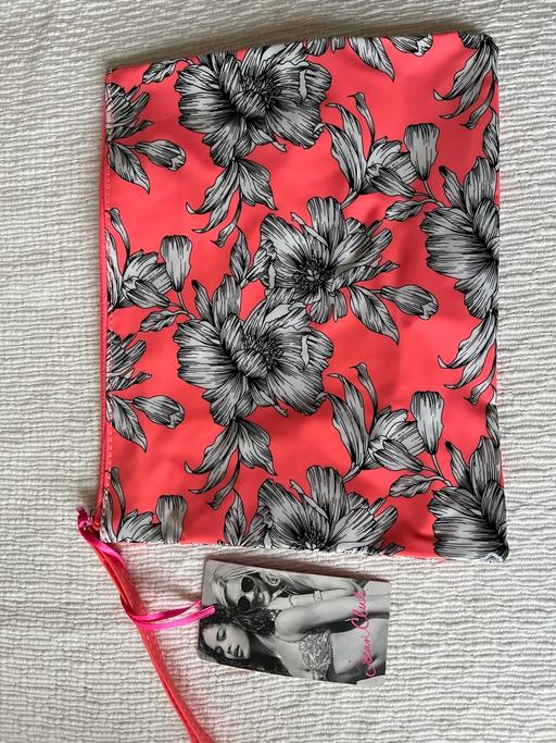 Buy & Sell Ettingshall Park Wolverhampton - Photos for NEW BEACH/SUNCREAM ETC BAG