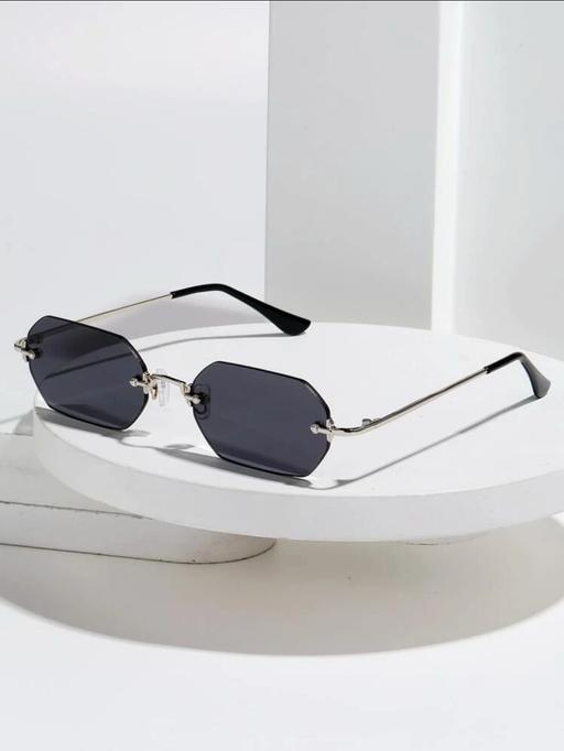 Buy & Sell Cheam Sutton - Photos for Men’s hexagonal sunglasses