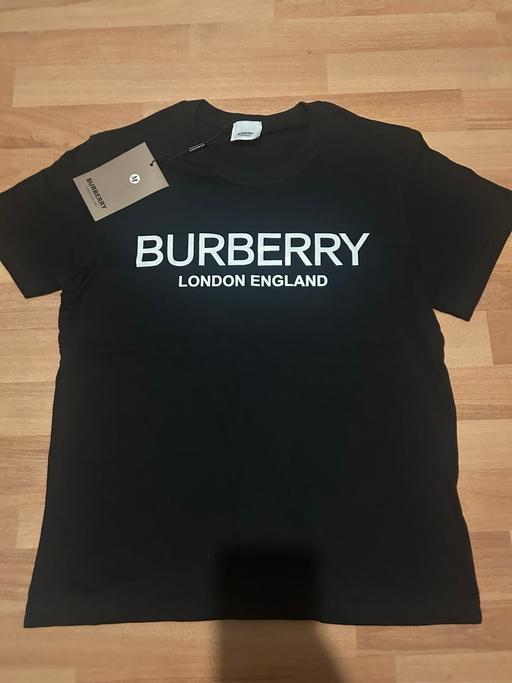 Buy & Sell Mitcham Junction Sutton - Photos for Burberry Black t shirt
