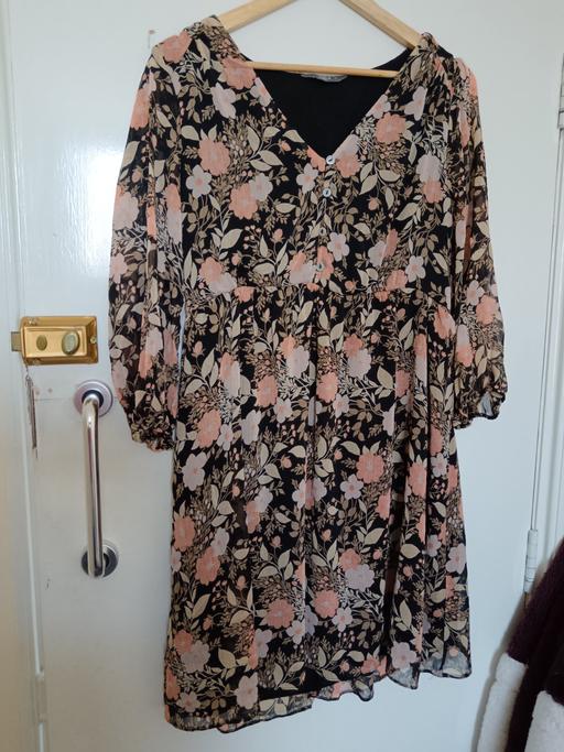 Buy & Sell Gloucestershire Gloucester - Photos for Floral 3/4 sleeved dress UK size 16 Stunning