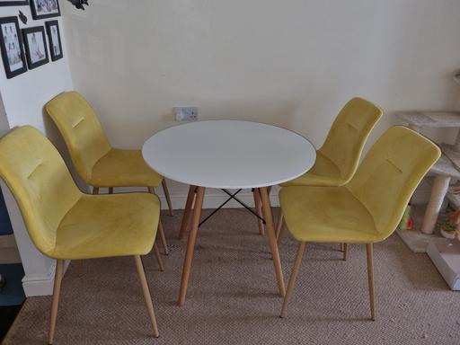 Buy & Sell Greater Manchester Manchester - Photos for 4 sets dining chairs and a table