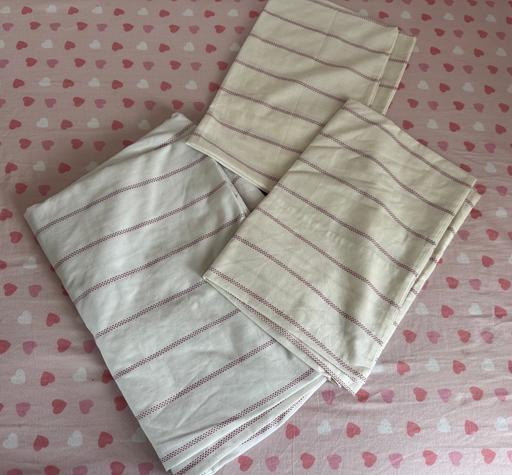 Buy & Sell Surrey Epsom and Ewell - Photos for Double fitted bedsheet with 2 pillowcases