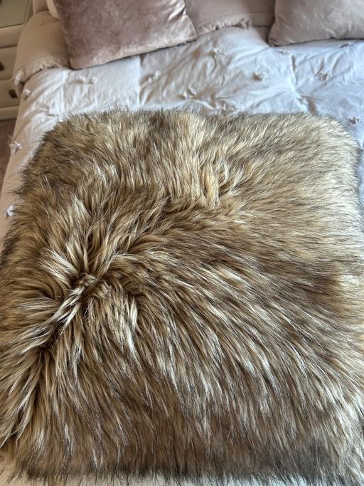 Buy & Sell Kent Maidstone - Photos for Faux fur cushion and throw