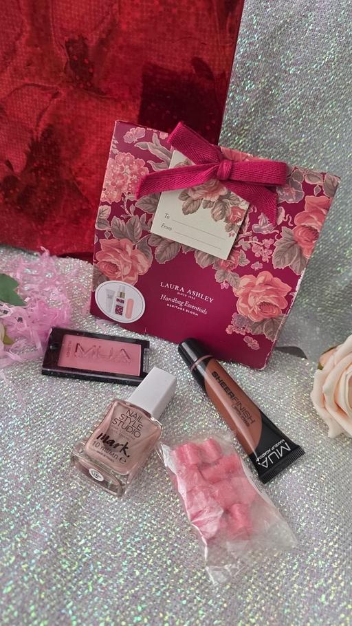 Buy & Sell West Midlands Birmingham - Photos for Gift Set Laura Ashley plus MUA makeup 🎁