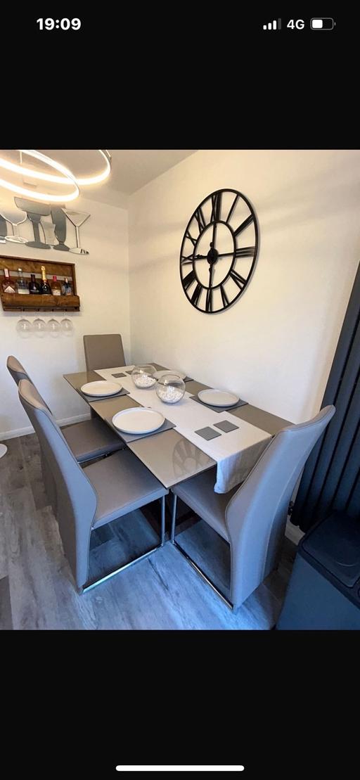 Buy & Sell Derbyshire North East Derbyshire - Photos for Dinning table and 4 chairs