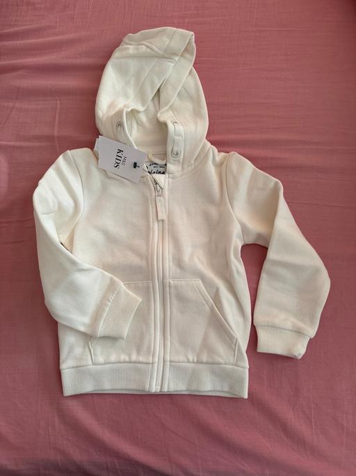 Buy & Sell Surrey Epsom and Ewell - Photos for Girls white sweatshirt with hood M&S (3-4yrs)