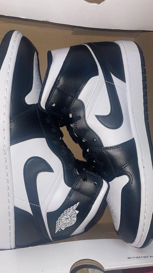Buy & Sell Buckinghamshire Milton Keynes - Photos for Jordan 1 Mid