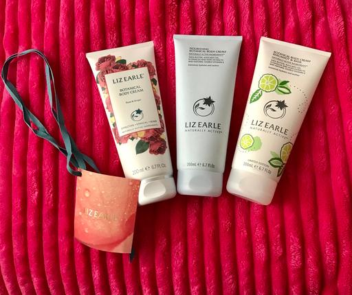 Buy & Sell Newport - Wales Newport - NP19 - Photos for NEW LIZ EARLE GIFT SET.