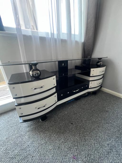Buy & Sell East London Woodford - East London - Photos for Tv / Multimedia Table