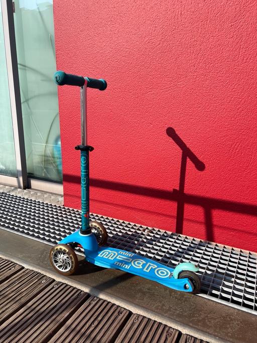 Buy & Sell North London Highbury - North London - Photos for Mini Micro deluxe. Light up wheels.