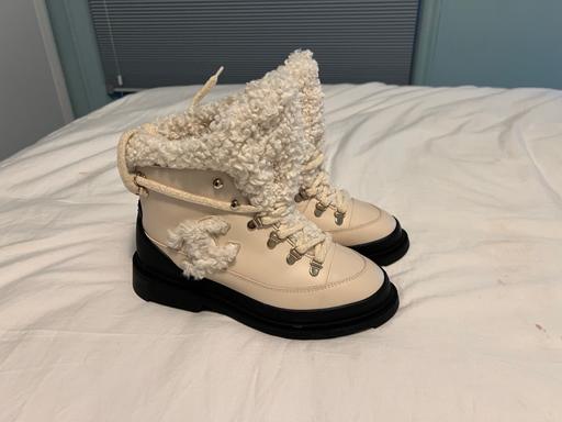 Buy & Sell South West London Wandsworth Road - South West London - Photos for Chanel shearling snow boots