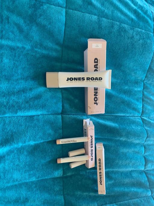 Buy & Sell Essex Castle Point - Photos for Jones Road makeup
