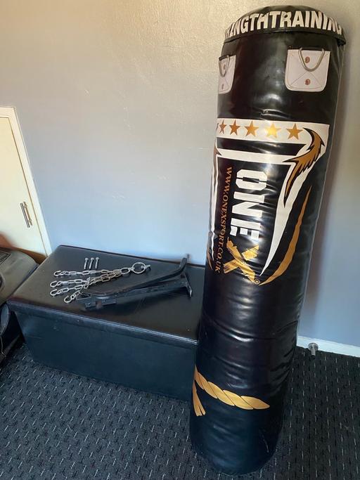 Buy & Sell Kent Medway - Kent - Photos for Punch bag and bracket and chains