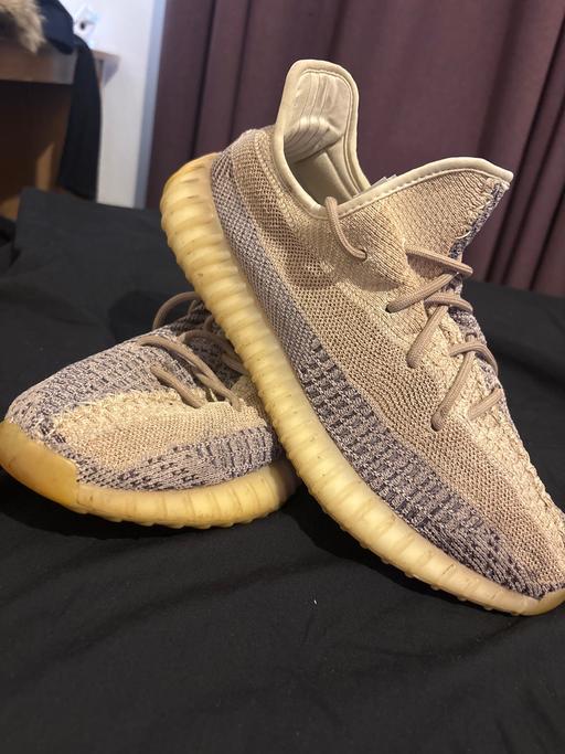 Buy & Sell Lees Oldham - Photos for Yeezy 350