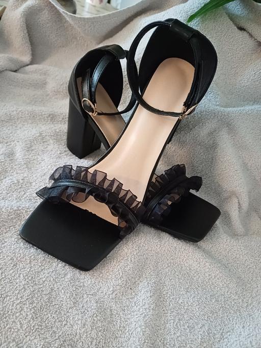 Buy & Sell Brandesburton East Riding of Yorkshire - Photos for Bkack frill open toe block heel