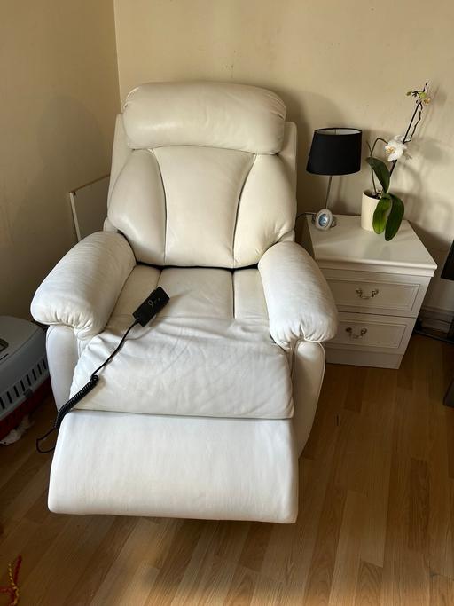 Buy & Sell Hertfordshire Broxbourne - Photos for La-z-boy electric recliner