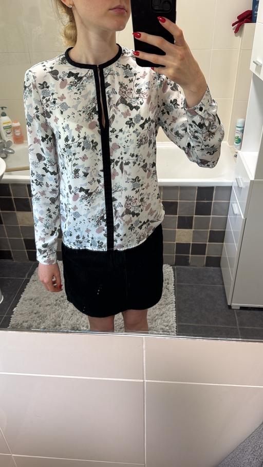Buy & Sell East London Wapping - East London - Photos for Silky White Blouse with Black Ornament
