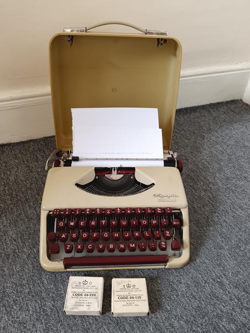 Buy & Sell Gloucestershire Gloucester - Photos for vintage Olympia Splendid 33 typewriter