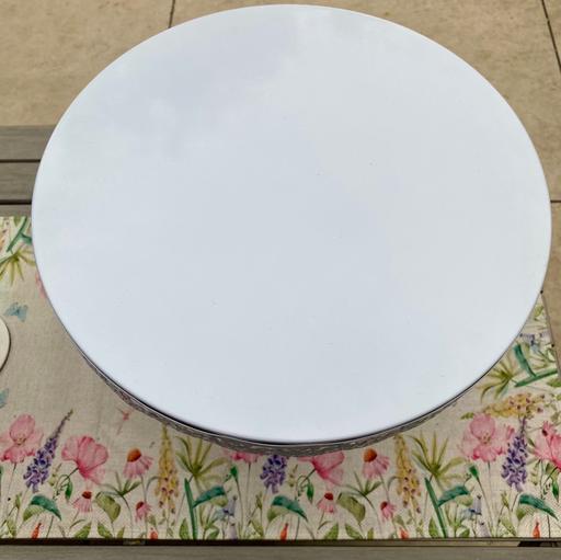 Buy & Sell West Midlands Birmingham - Photos for Large White Metal Cale Stand